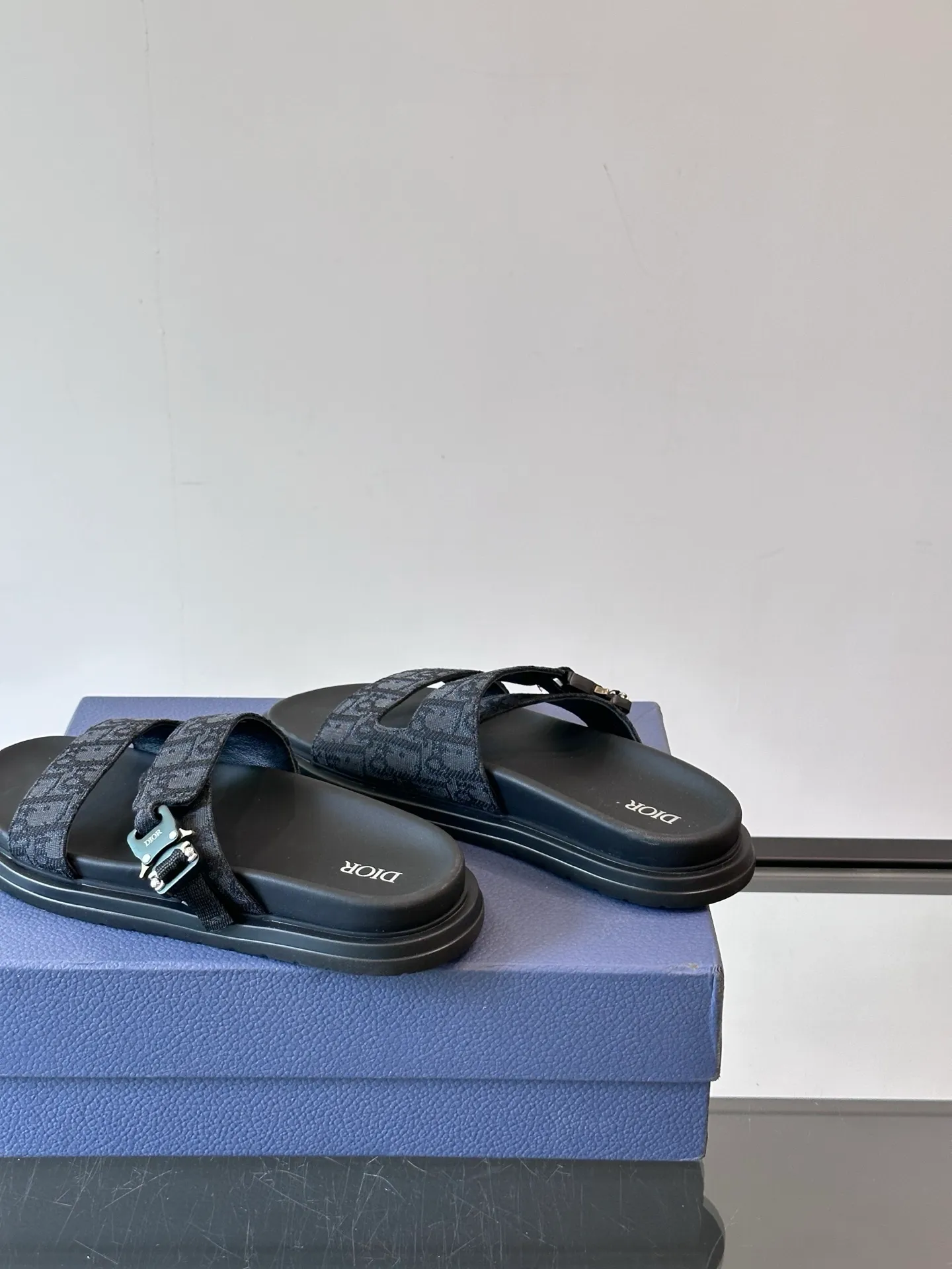 Factory price: 300💰Dior Aqua men's sandals and slippers. Showcasing Dior haute couture design. The Dior gray suede strap is accented with an aluminum Dior buckle for added style. Paired with a comfortable tonal notch sole, they pair easily with shorts or jeans for a sophisticated look. Main body: suede cow leather, technical fabric lining: cow leather, with adjustable straps, aluminum Dior buckle, Dior gray EVA insole, tonal notch rubber outsole splicing structure👌👌 size: 38-44 (45.46 customized)